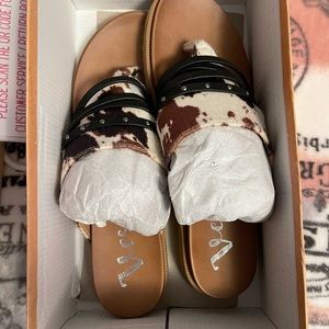 Rose Cow Black/Brown Sandler